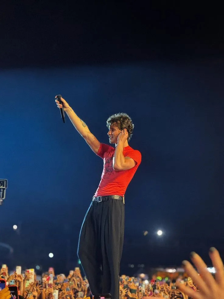 image_68942e412e544 They Stood So Close, Looked at Each Other So Long – Are Shawn Mendes and Dua Lipa Sending a Signal on Stage?