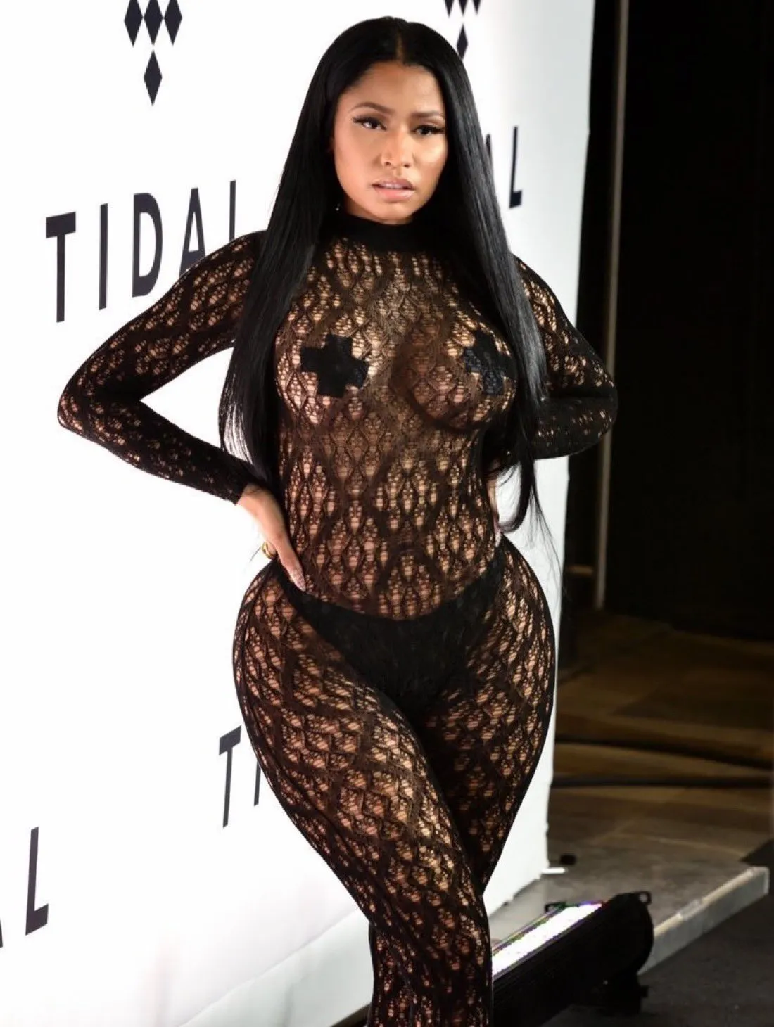 Nicki Minaj’s Poolside Stiletto Challenge Goes Wild — Fans Gasp as She Nearly Reveals Too Much