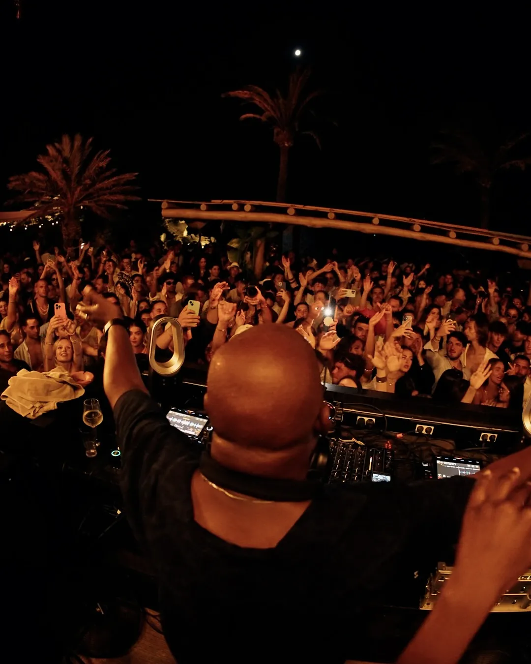 image_6896ce7491416 The crowd cheered and went wild as a mysterious object appeared on Carl Cox's stage.