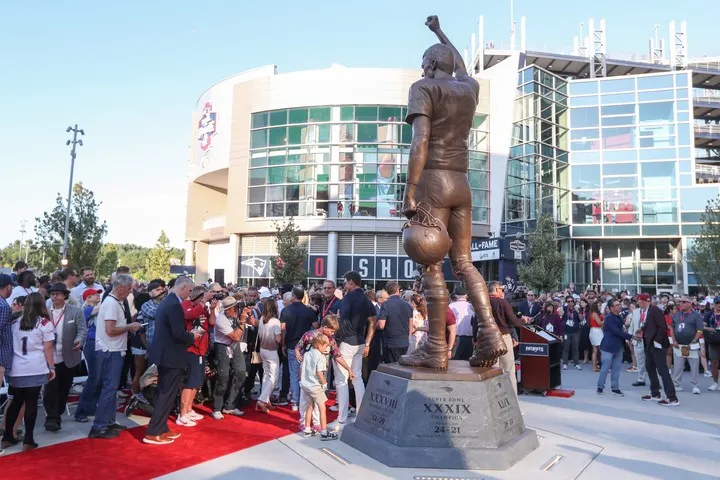 image_68974f5a52164 Tom Brady Fires Hilarious Shots at Jets Fans in Unforgettable Patriots Statue Ceremony Speech