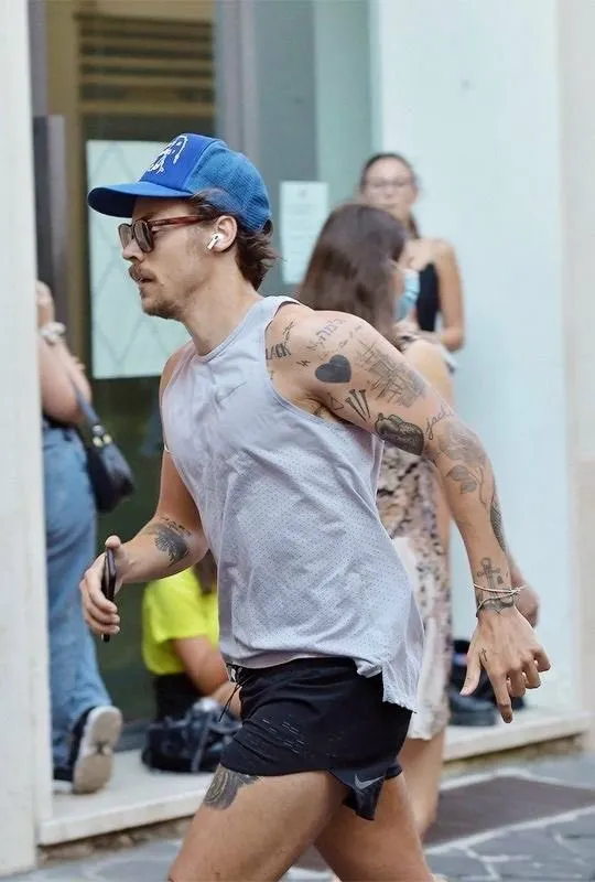 image_6898407630274 Rome Stops in Its Tracks as Harry Styles’ Shocking Street Sprint Sends Fans Into Frenzy