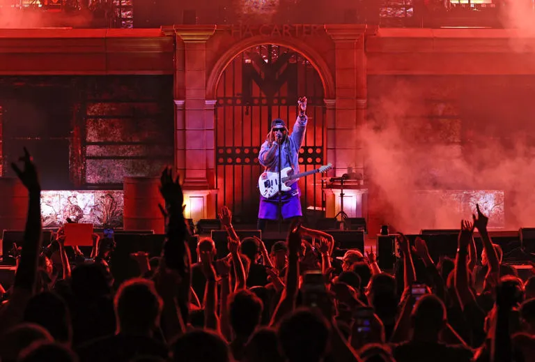 image_68989cdd99519 Lil Wayne Sets the Stage on Fire – But When He Picks Up a Guitar, Something No One Expected Happens…