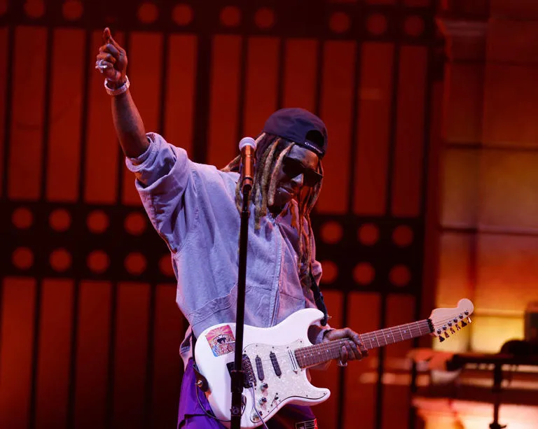 image_68989cde4677a Lil Wayne Sets the Stage on Fire – But When He Picks Up a Guitar, Something No One Expected Happens…