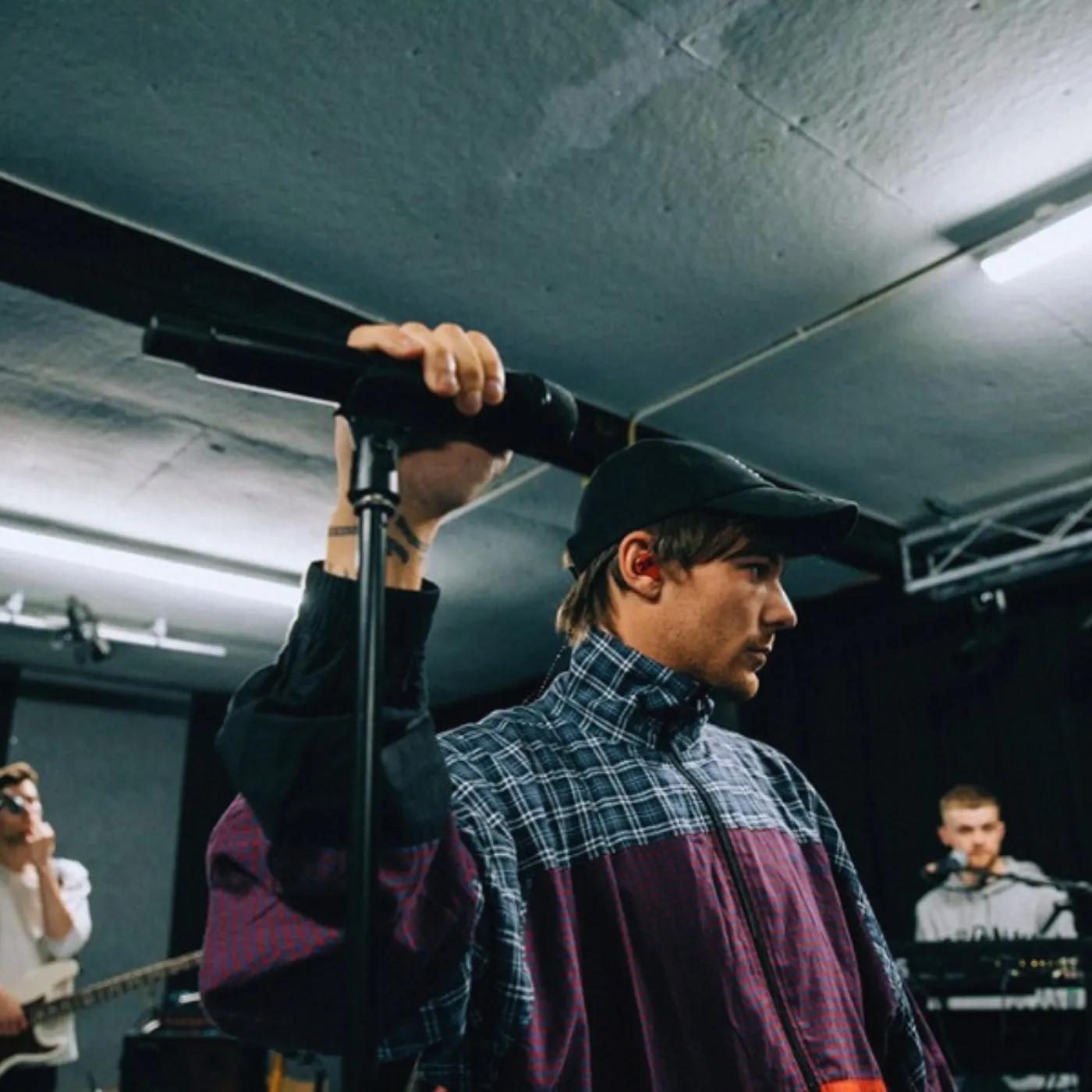 image_6898c68434471 Louis Tomlinson’s Epic Guitar Debut Set To Shake Up The Music Scene