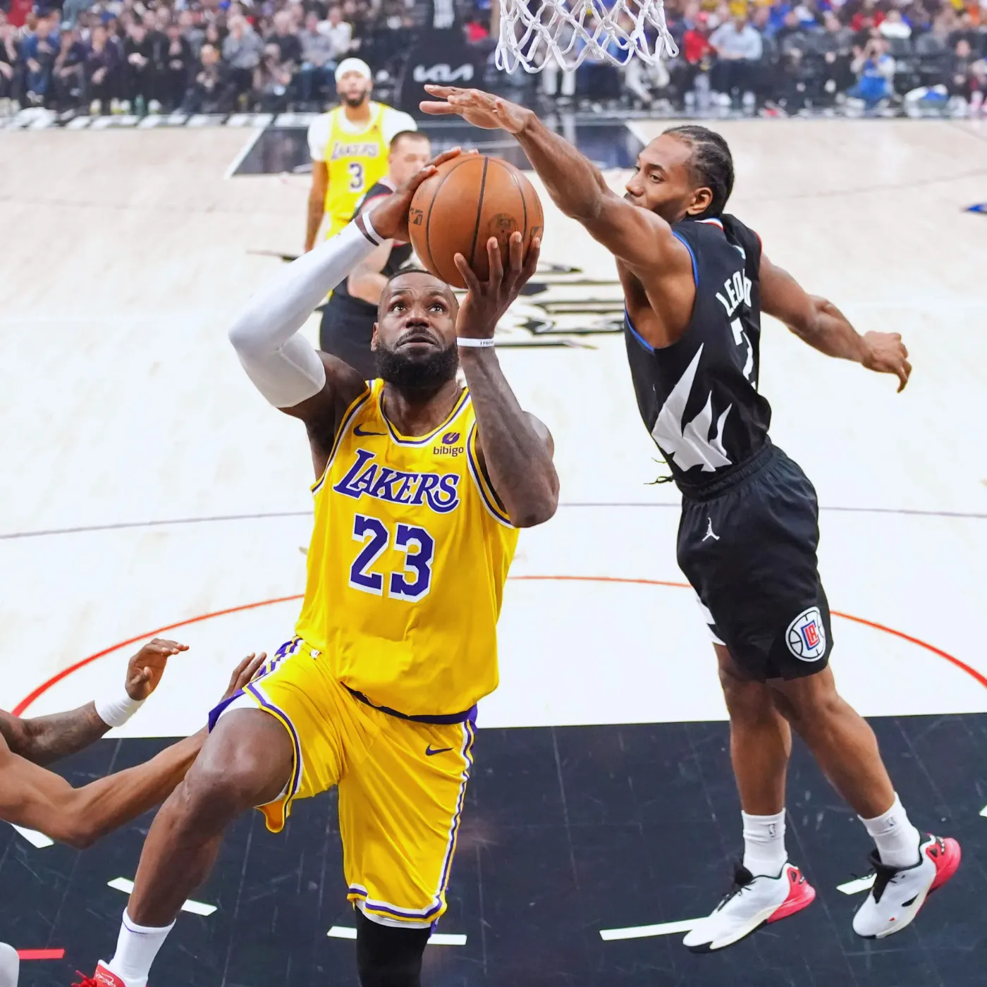 image_68990323165e3 Kawhi Leonard Just Exposed Why LeBron James’s Throne Is In Danger — And Fans Are Going Wild