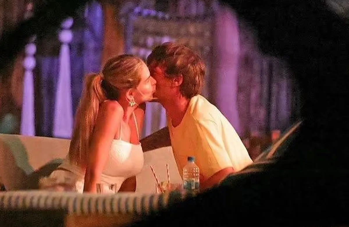 The Lights Dimmed… Louis Tomlinson Locked Eyes with Zara McDermott — and One Silent Move Sparked a Night Fans Can’t Stop Talking About