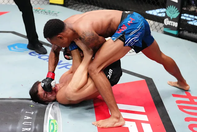 What moment stunned the entire UFC? This viral punch by Elijah Smith made everyone mention the legend Rampage Jackson!