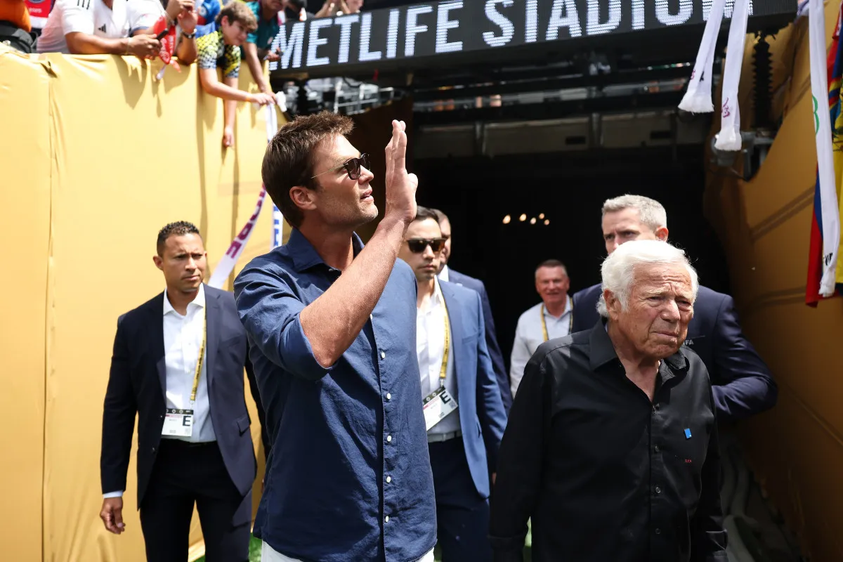 The Real Reason Behind Tom Brady’s Statue Raising a Fist — And What It Secretly Means to Patriots Fans