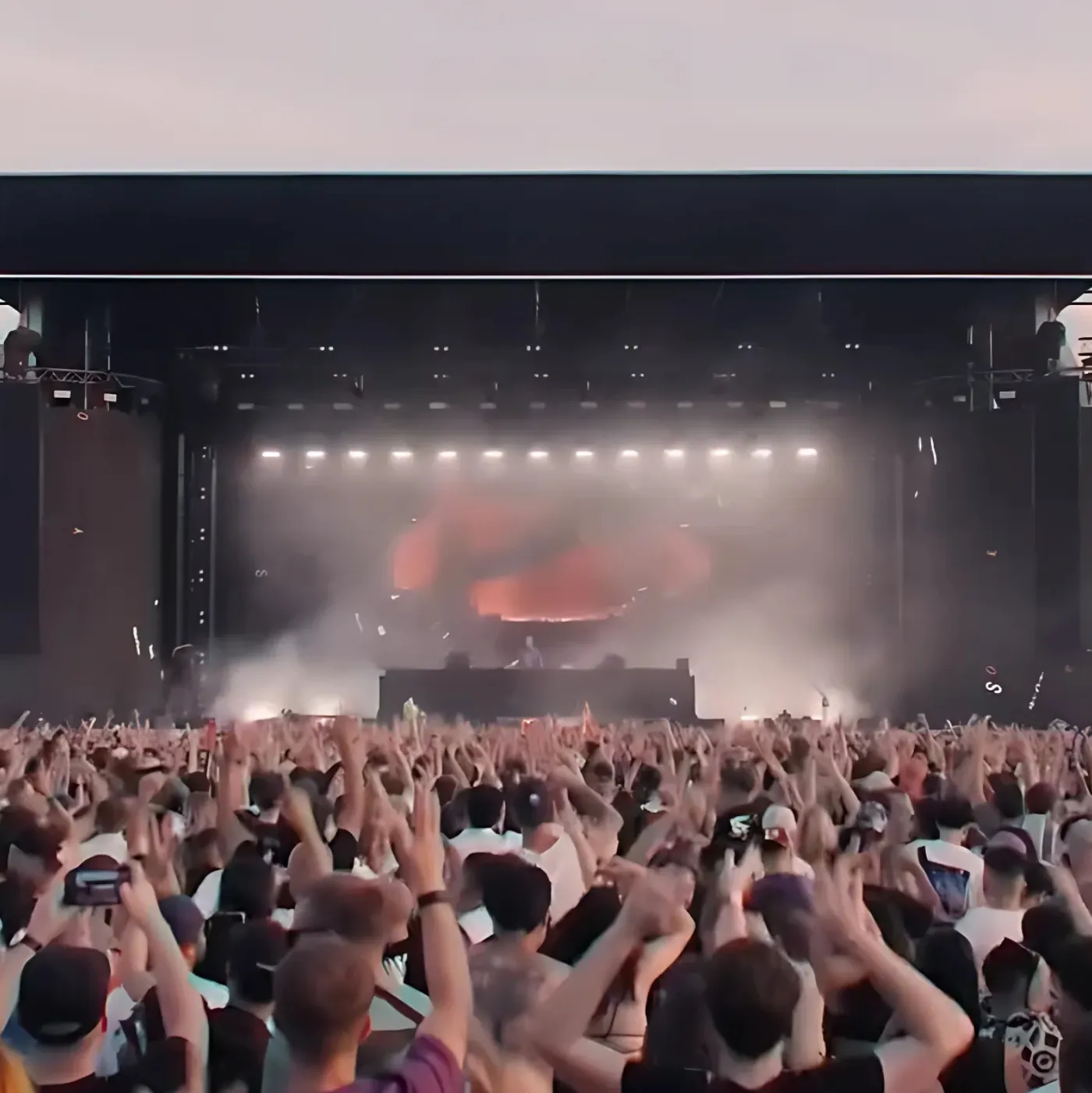 image_6899aaff4c5d2 Armin's fan forum is buzzing about Armin's LED background photo sending signals. What does he want to say to his fans?