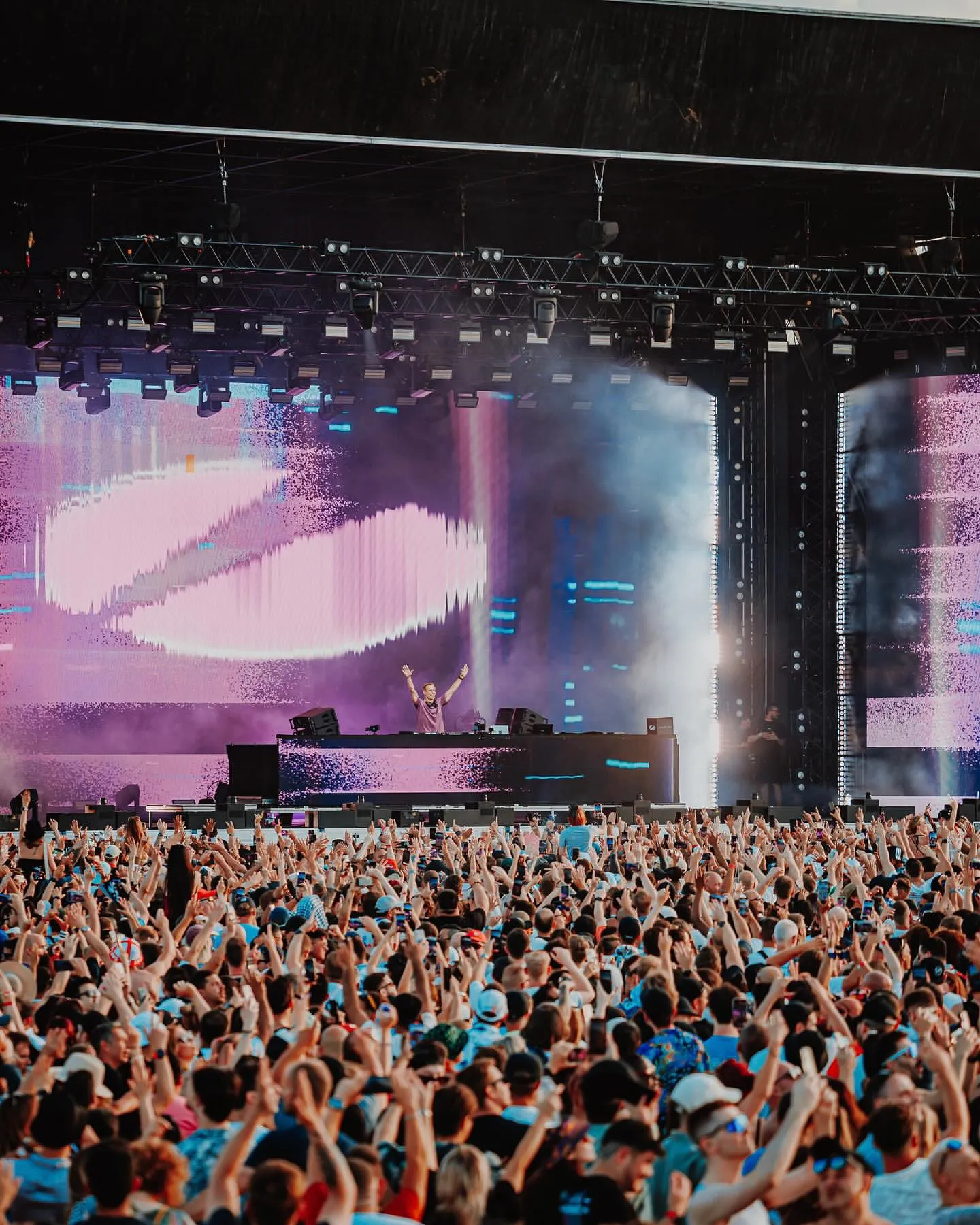 Armin's fan forum is buzzing about Armin's LED background photo sending signals. What does he want to say to his fans?