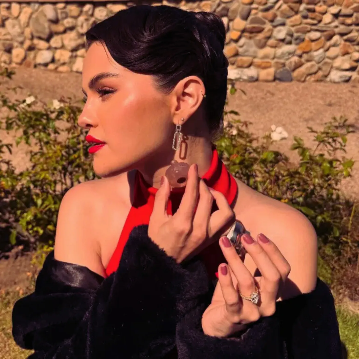 image_6899e8d7e66a4 Selena Gomez and Benny Blanco’s Fiery PDA at Lil Dicky’s Wedding Has the Internet Going Wild!