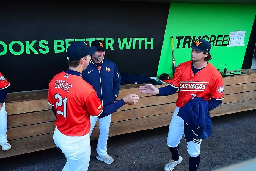 image_689aa71e0303b A Fan Just Asked For An Autograph, But Nick Kurtz's Next Action Leaves Netizens Confused - Who Would Have Thought He Would Dare To Do That To A Fan?