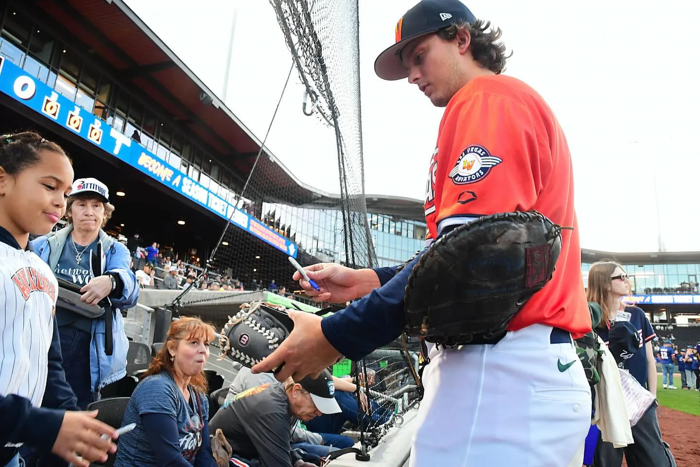 A Fan Just Asked For An Autograph, But Nick Kurtz's Next Action Leaves Netizens Confused - Who Would Have Thought He Would Dare To Do That To A Fan?