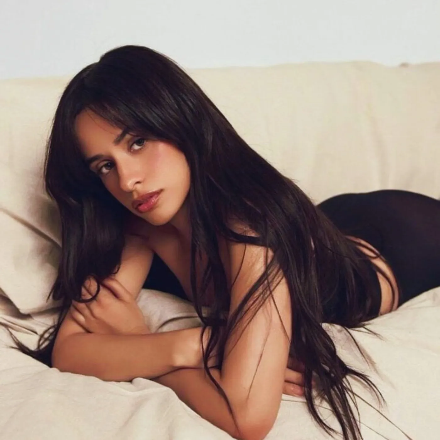 image_689bc775cf781 Camila Cabello Unleashes Unexpected Si Te Vas Guitar Cover Sparks Wild Internet Frenzy