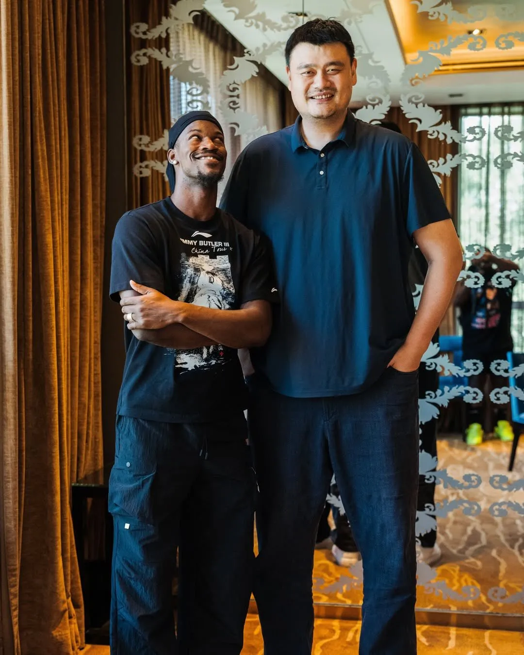 Jimmy Butler standing next to the 'giant' Yao Ming – Warriors fans are both excited and worried about the team's unstable future!