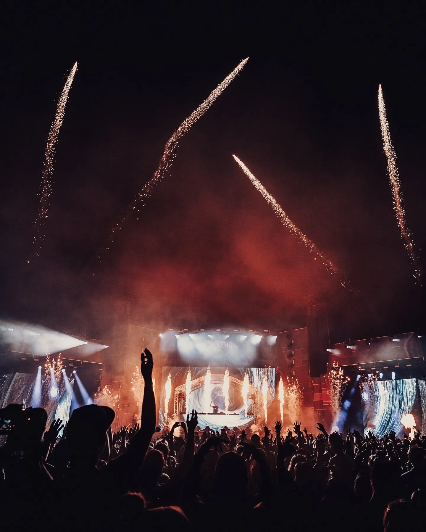 image_689c2f81ea1cf The female singer experienced a wardrobe malfunction right in the middle of her performance — but it was Armin's reaction that truly got everyone talking.