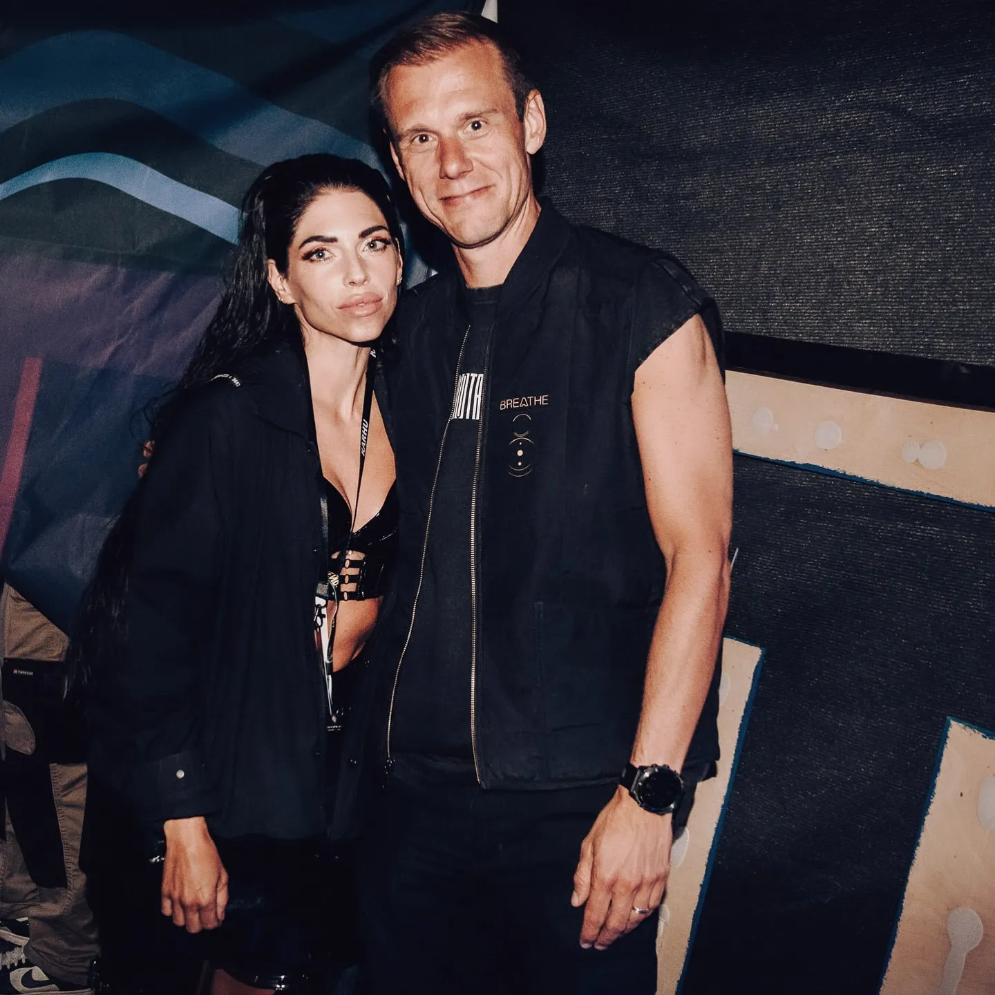 image_689c2f831b6f7 The female singer experienced a wardrobe malfunction right in the middle of her performance — but it was Armin's reaction that truly got everyone talking.