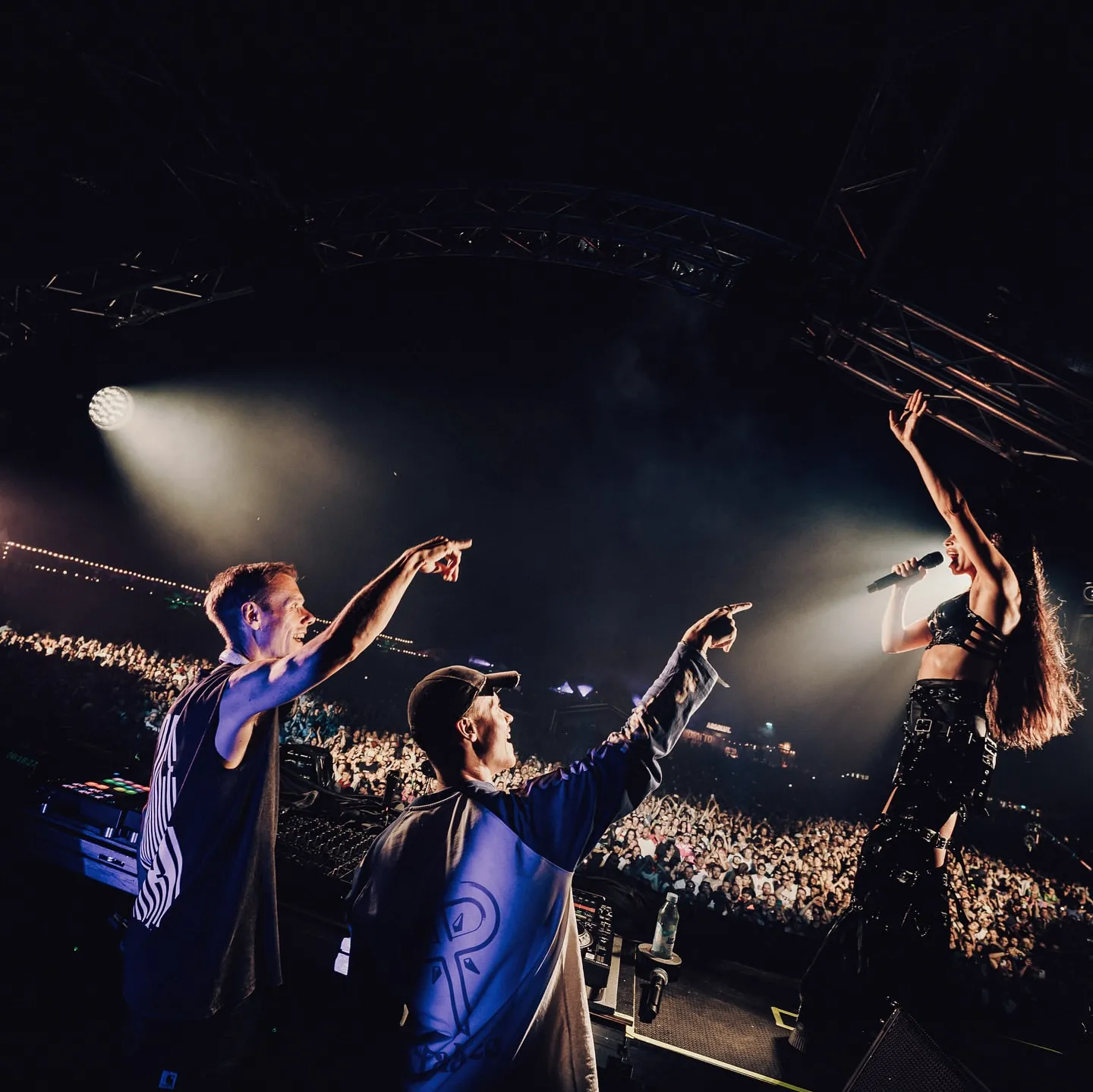 The female singer experienced a wardrobe malfunction right in the middle of her performance — but it was Armin's reaction that truly got everyone talking.