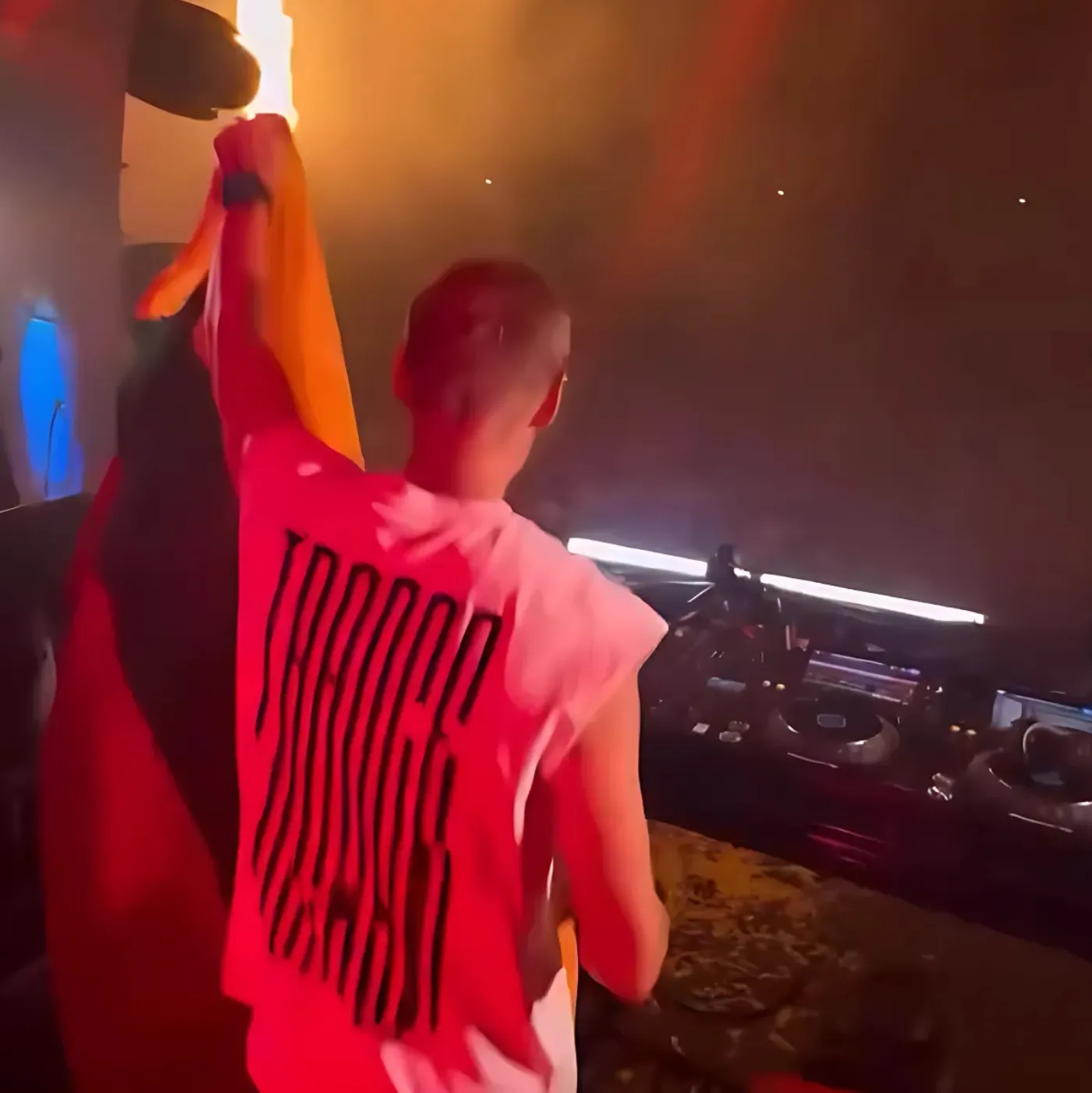 image_689c3519a3dee Armin Van Buuren's flag became his lifeline when he encountered this unexpected situation on stage