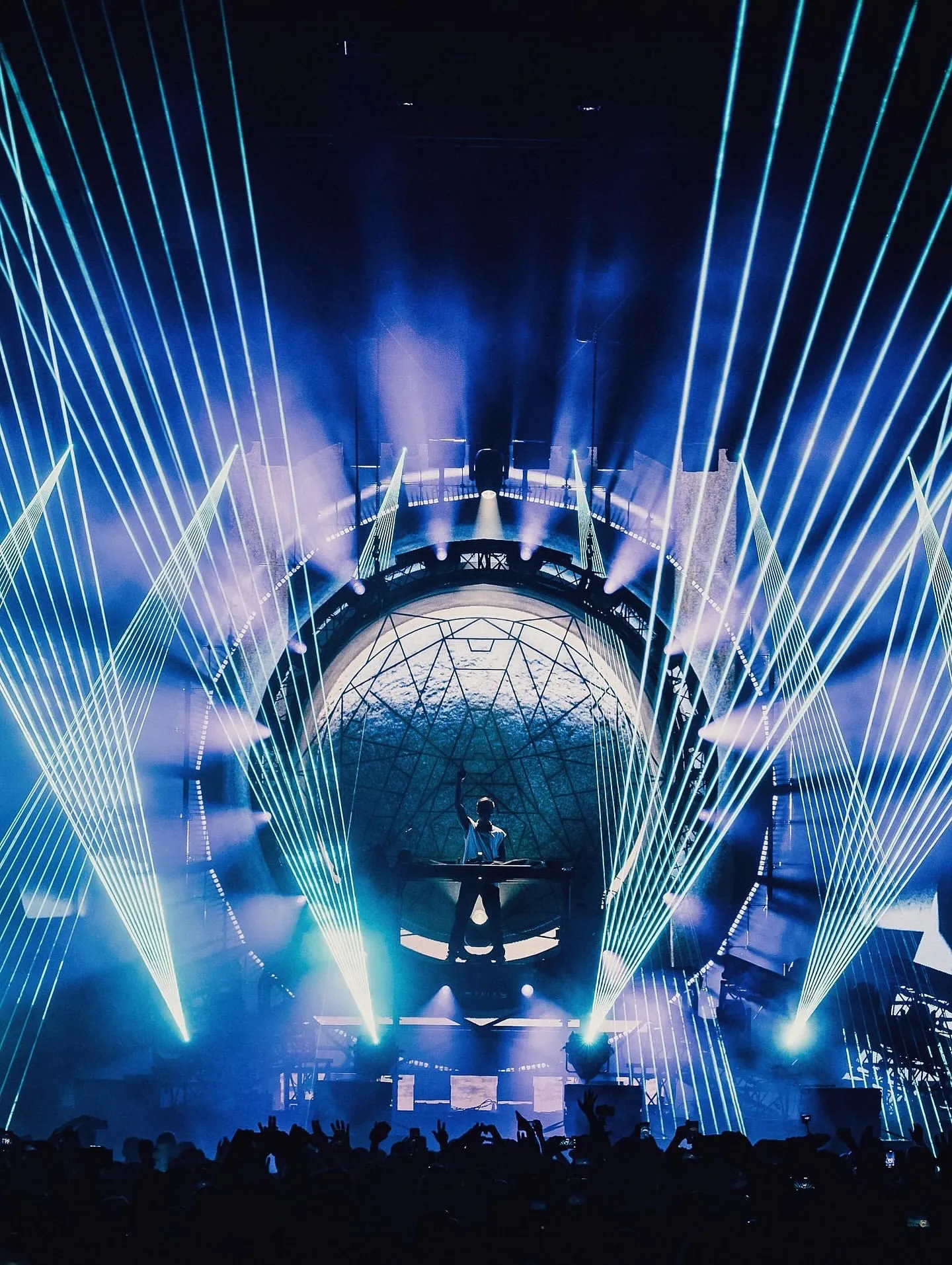 image_689c351a3baaf Armin Van Buuren's flag became his lifeline when he encountered this unexpected situation on stage