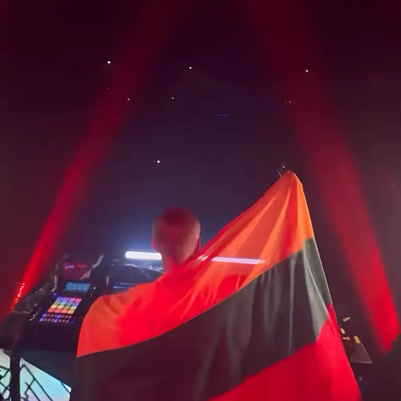 Armin Van Buuren's flag became his lifeline when he encountered this unexpected situation on stage
