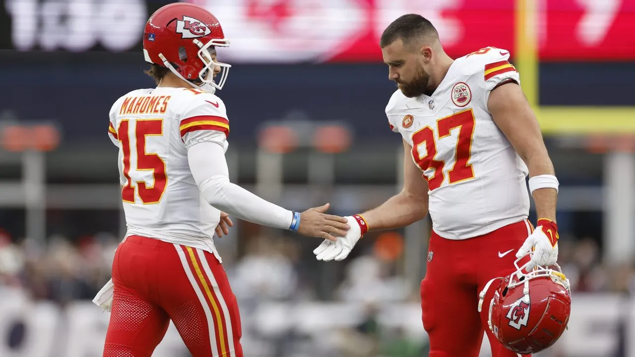 image_689c459c2625d Patrick Mahomes’ Sideline Move Stuns NFL Fans — What Happened Next Had Even Rivals Applauding