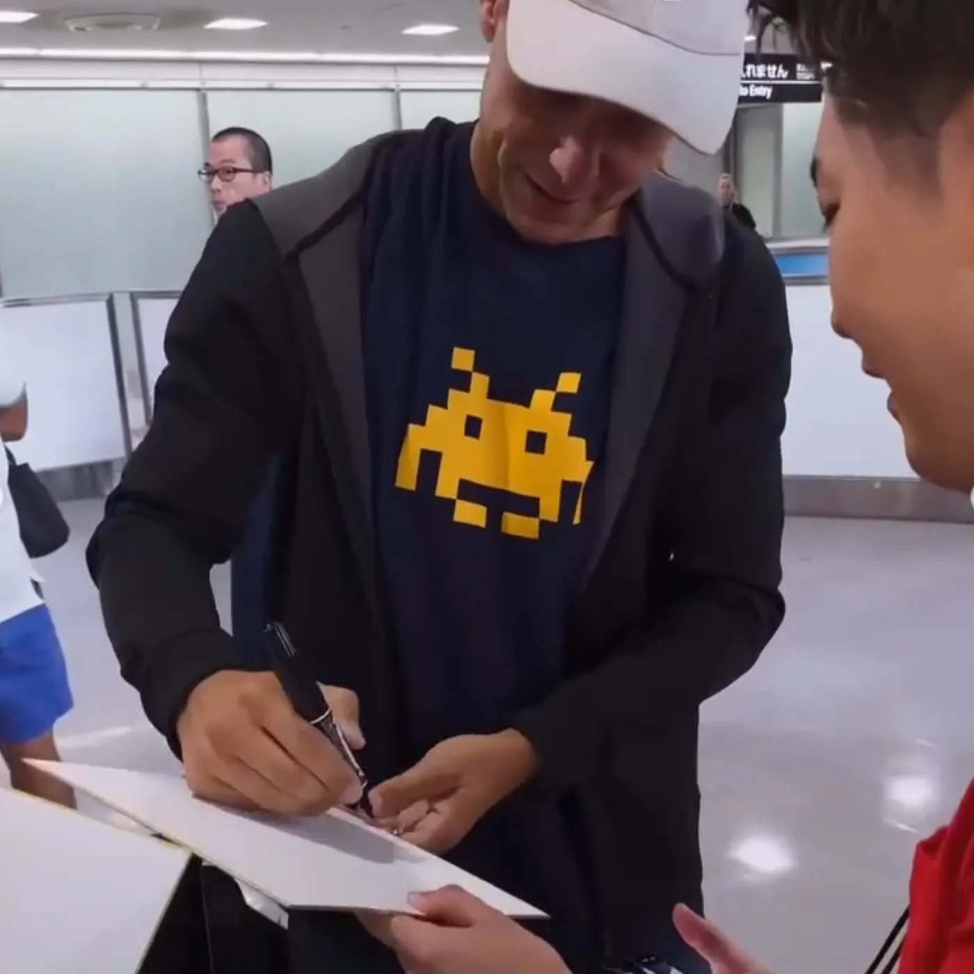 image_689c4936d7576 The moment Armin was surrounded by fans and a heartfelt comment from one of them about his DJ career — is something he still remembers to this day.