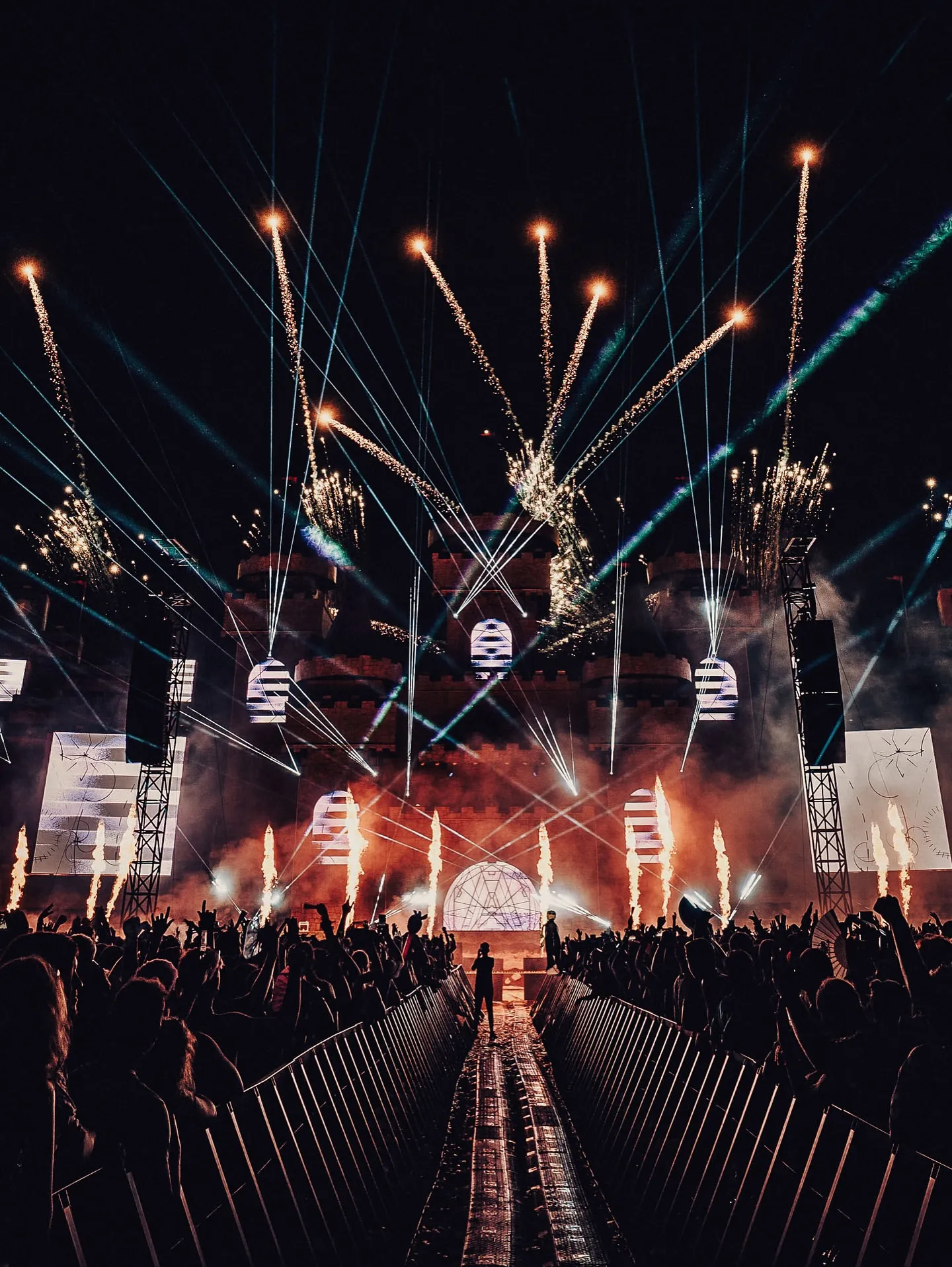 image_689d9159b920e A backstage staff member revealed the difficulties Armin faced before he took the stage to perform at the Medusa Festival in Spain.