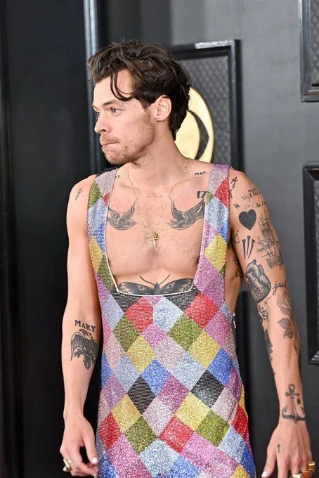 image_689ea27514235 Harry vs. Justin: The Tattoo Showdown and Shocking On-Stage Moment Everyone’s Talking About
