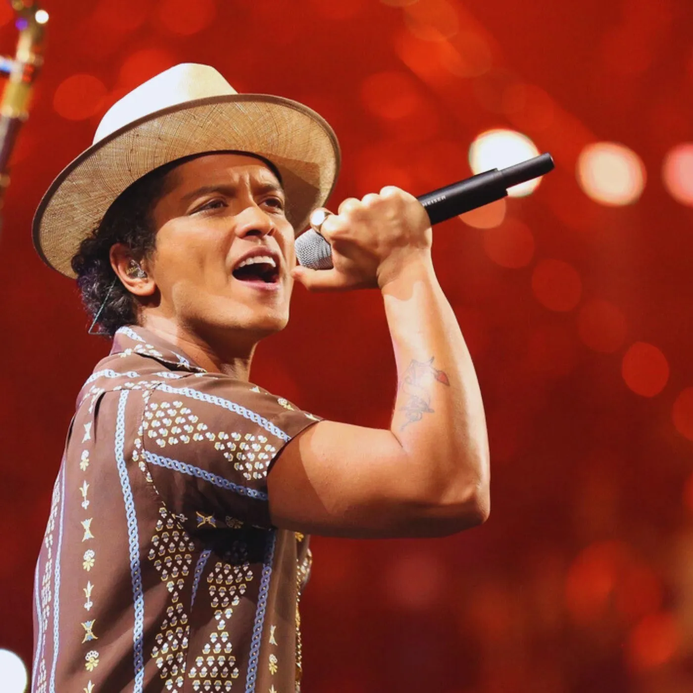 The Emotional Bruno Mars Backstage Moment That’s Breaking the Internet