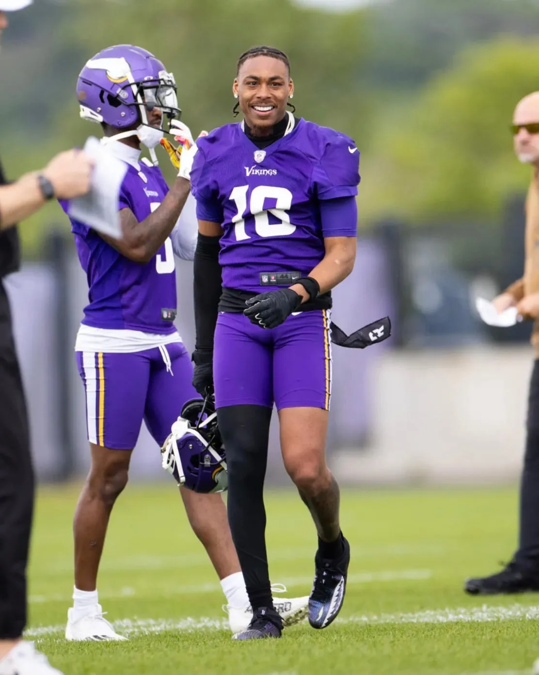 image_689ed4f410b79 Justin Jefferson Turns Coach — Tossing Perfect Passes to Vikings WRs During Patriots Joint Practice