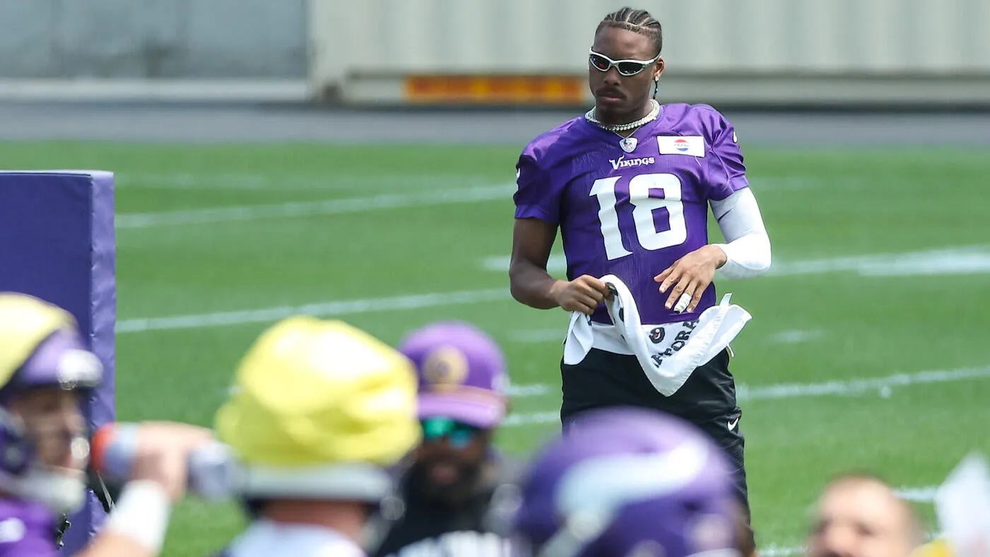 image_689ed4f4e9506 Justin Jefferson Turns Coach — Tossing Perfect Passes to Vikings WRs During Patriots Joint Practice