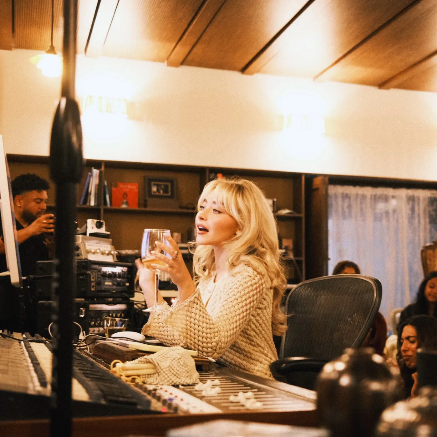 image_689f041ee1277 Inside Sabrina Carpenter’s Ultra-Exclusive Album Reveal – A Night You Won’t Forget