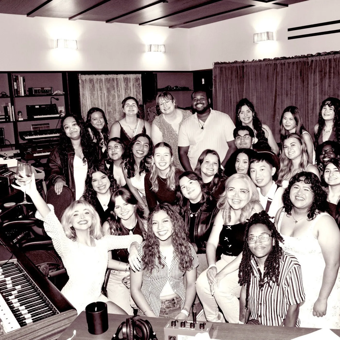 Inside Sabrina Carpenter’s Ultra-Exclusive Album Reveal – A Night You Won’t Forget