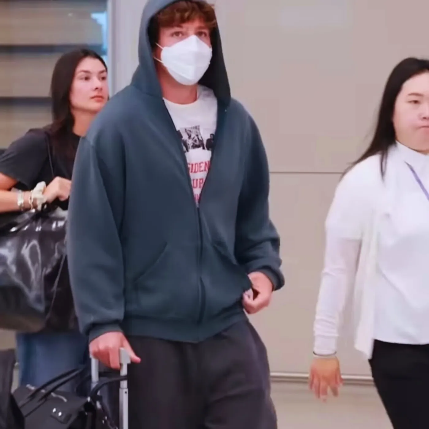 image_689f094285707 Charlie Puth Arrives in Incheon — Fans Shocked by This Jaw-Dropping Look