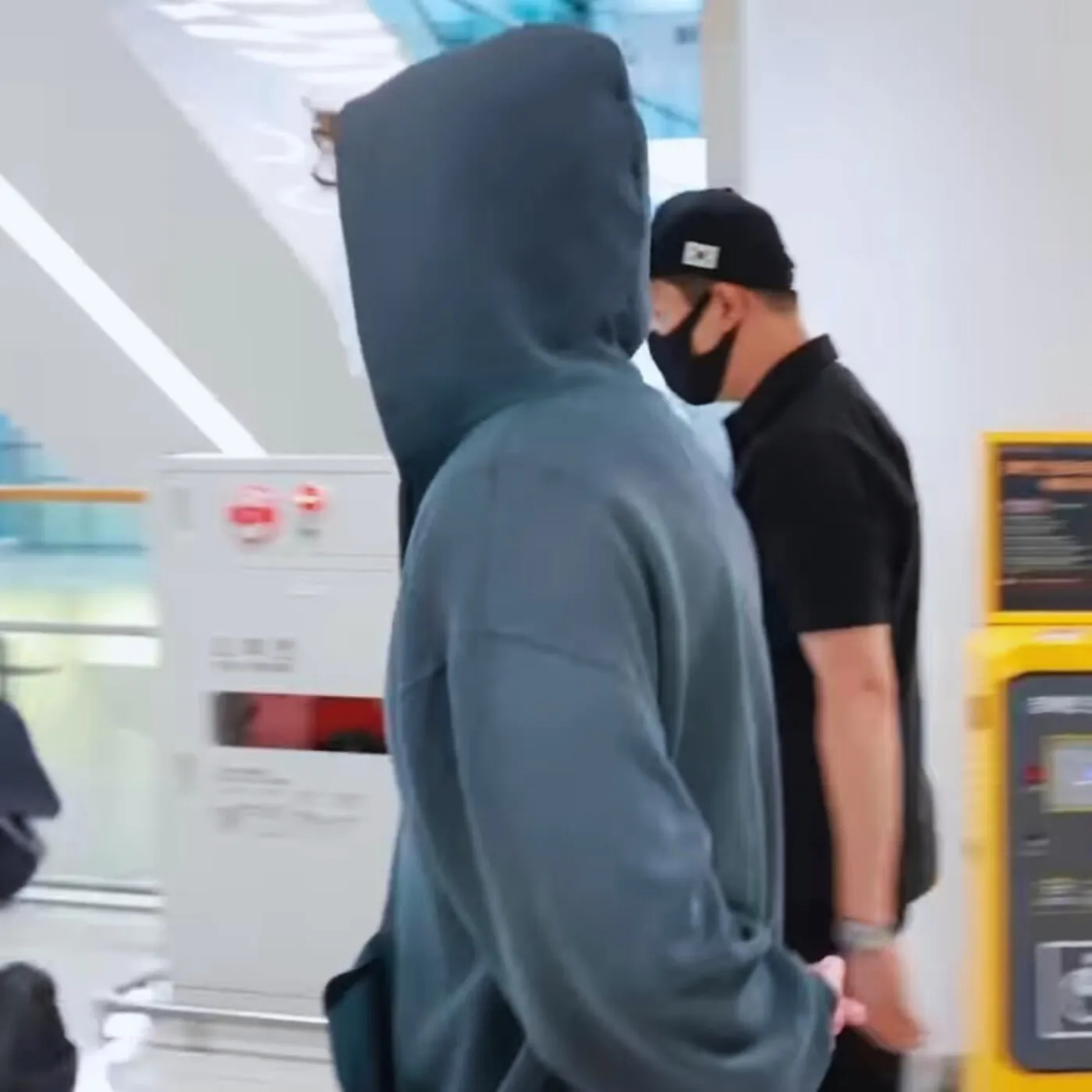 image_689f0943b5d99 Charlie Puth Arrives in Incheon — Fans Shocked by This Jaw-Dropping Look