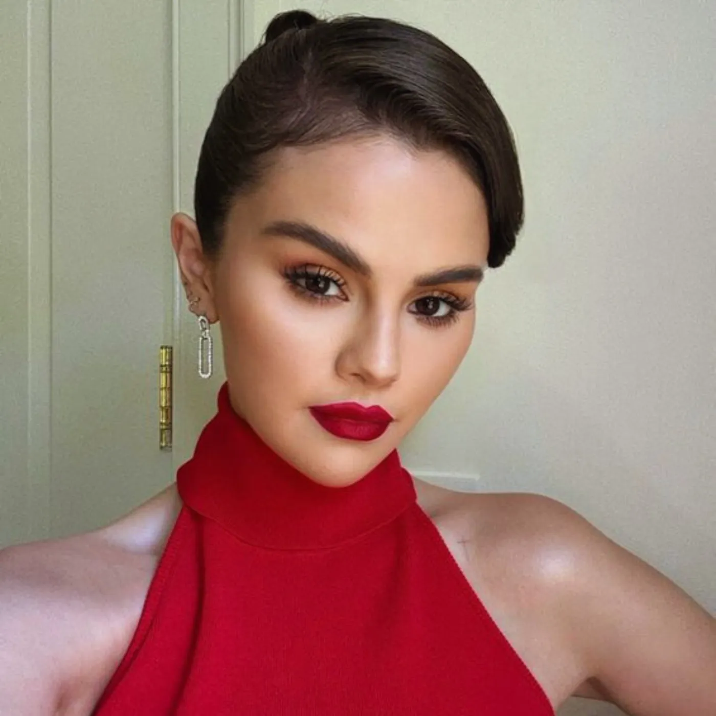 image_689f0eba674b7 Benny Blanco Turns Selena Gomez’s Mosquito Bite Into a Viral Royal Moment