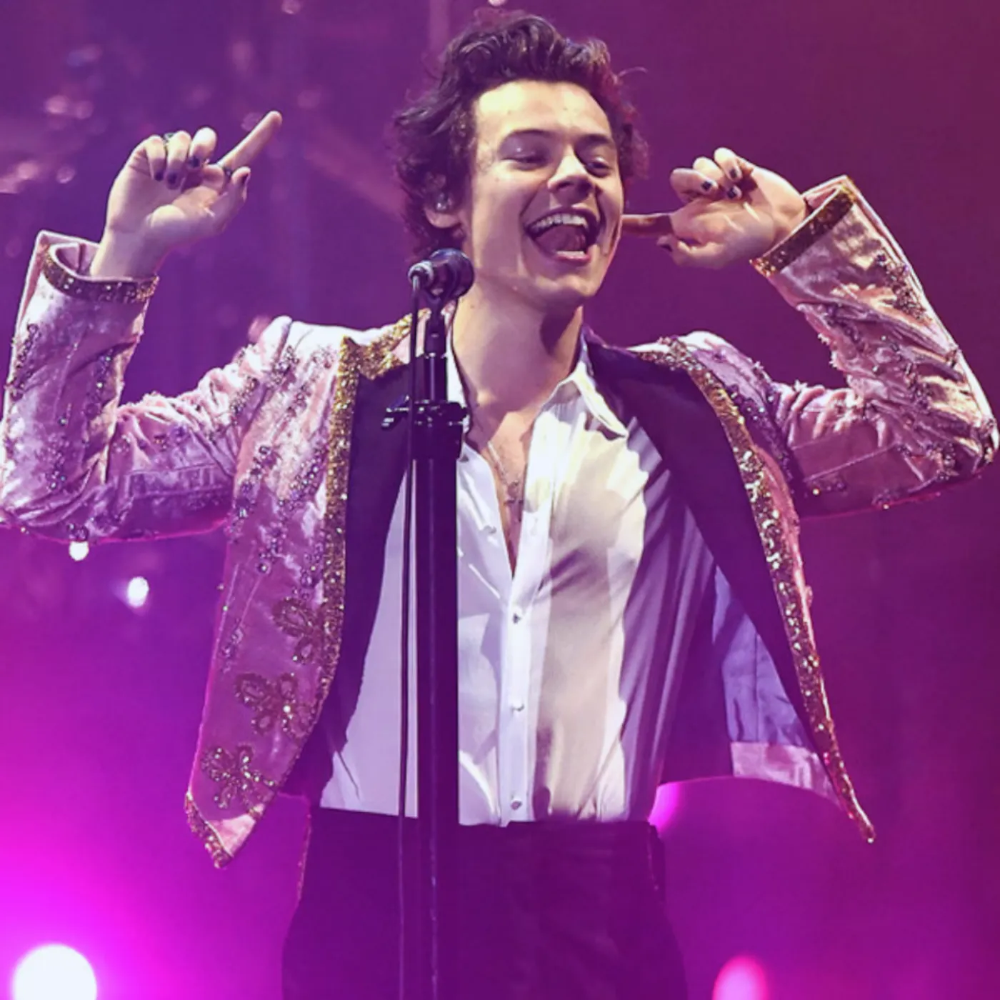 image_68a064a1a5348 Harry Styles Sparks Backlash with Controversial Tee in Hampstead Heath