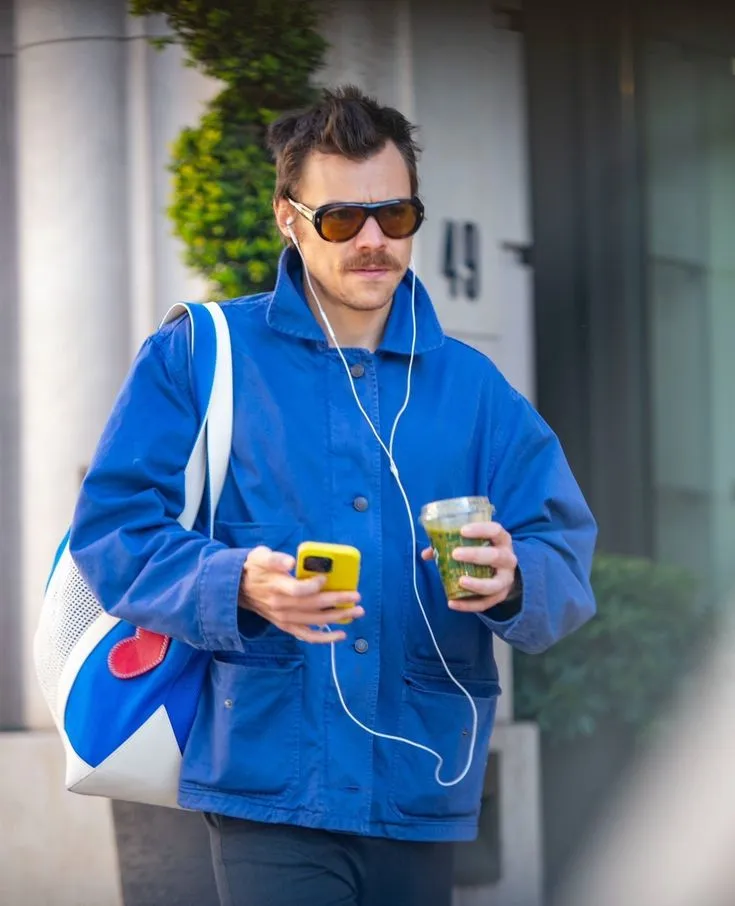 image_68a185d8ca222 Harry Styles Enjoys a Peaceful Coffee in Salento – But His Small Gesture to a Fan Leaves Everyone Stunned!