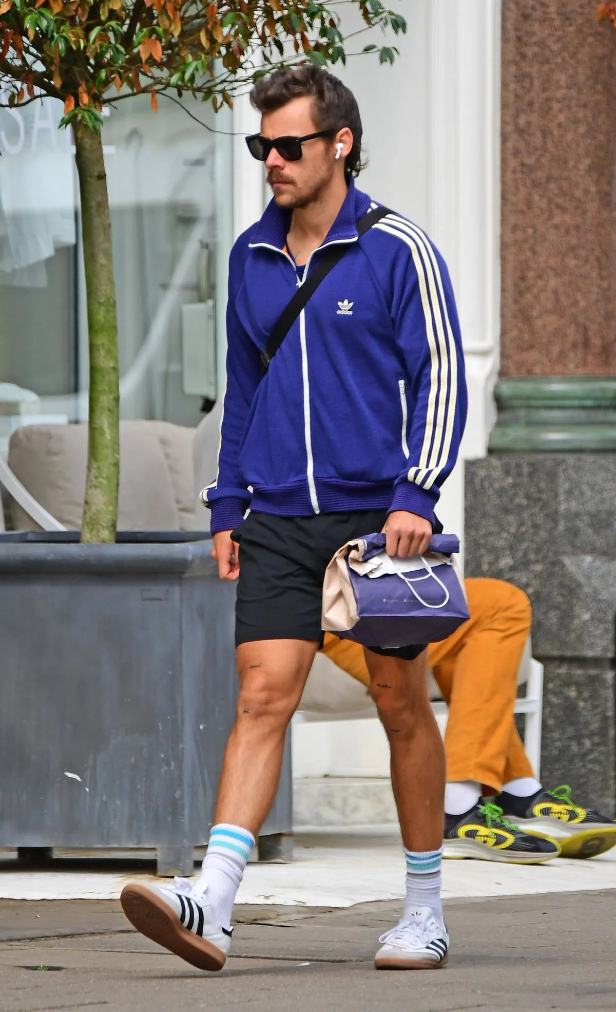 Harry Styles Enjoys a Peaceful Coffee in Salento – But His Small Gesture to a Fan Leaves Everyone Stunned!