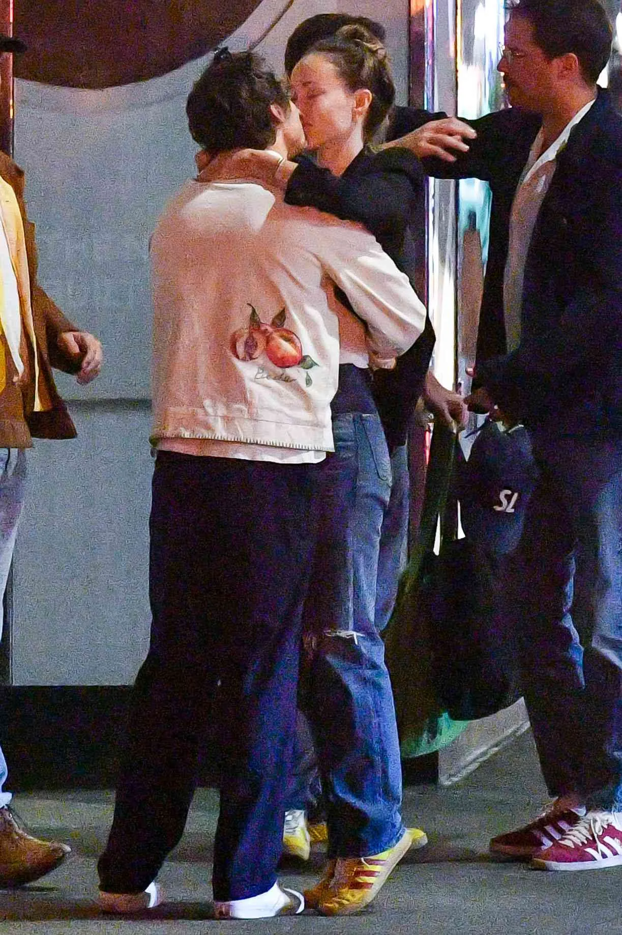 image_68a27e3b2c356 Harry Styles Stuns Fans With a Passionate Street Kiss — A Rare Glimpse Into the Superstar’s Real Love Life