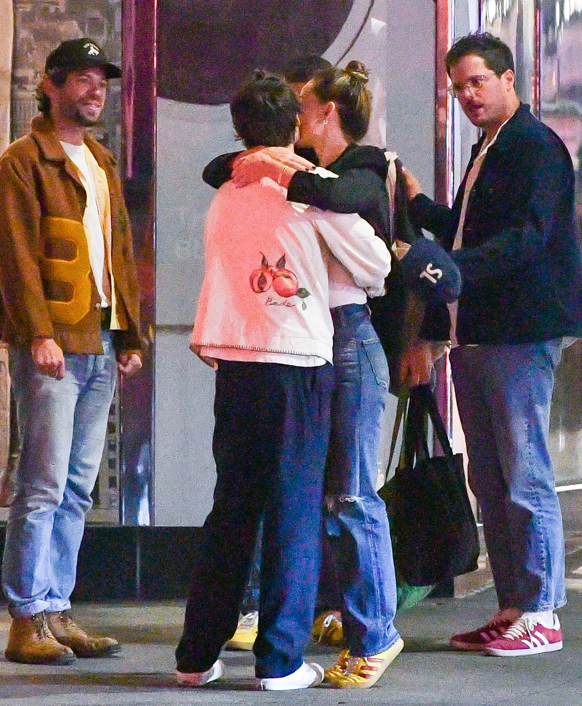 image_68a27e3bd0bd3 Harry Styles Stuns Fans With a Passionate Street Kiss — A Rare Glimpse Into the Superstar’s Real Love Life