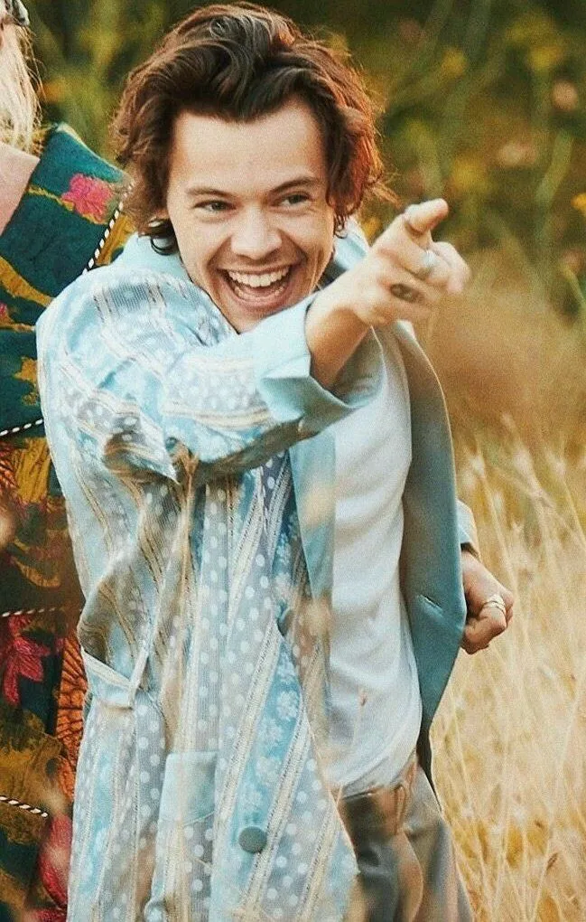 Harry Styles Stuns Fans With a Passionate Street Kiss — A Rare Glimpse Into the Superstar’s Real Love Life