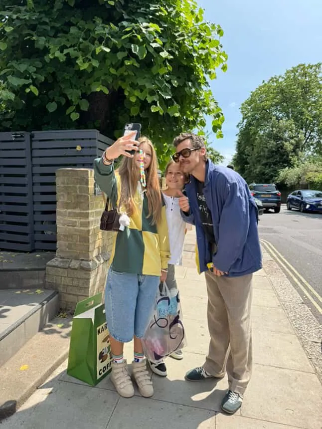 image_68a28178ec073 Harry Styles Spotted Alone in the Park — The Secret Behind His Quiet Day Has Fans Losing Their Minds