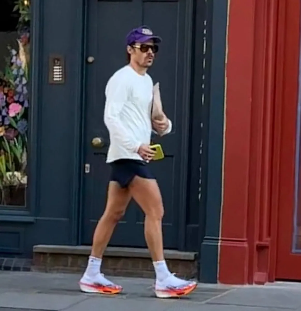 image_68a284cc37492 Fans Spot Harry Styles Casually Walking in London — But What He Was Carrying Stole the Show