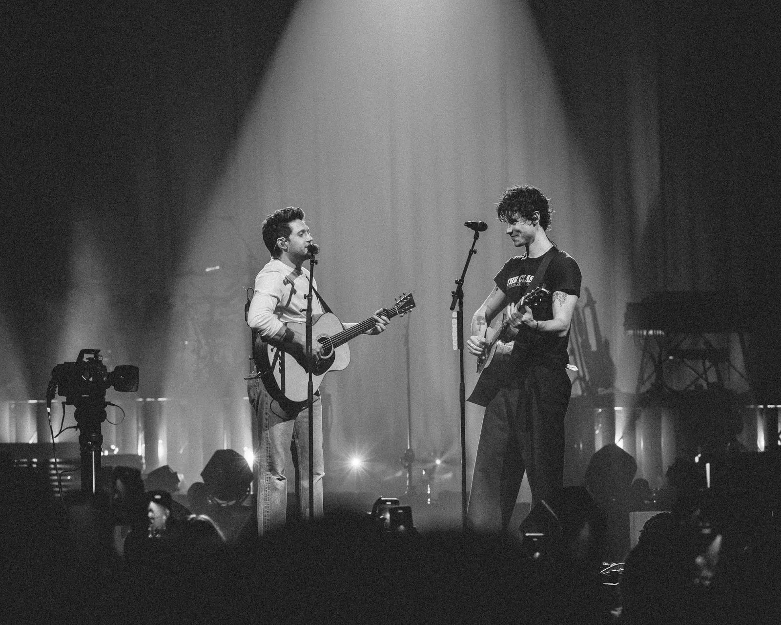 image_68a2aec9ca523 Shawn Mendes Delights Fans in London — But the Real Shock Came When a One Direction Star Stormed the Stage!