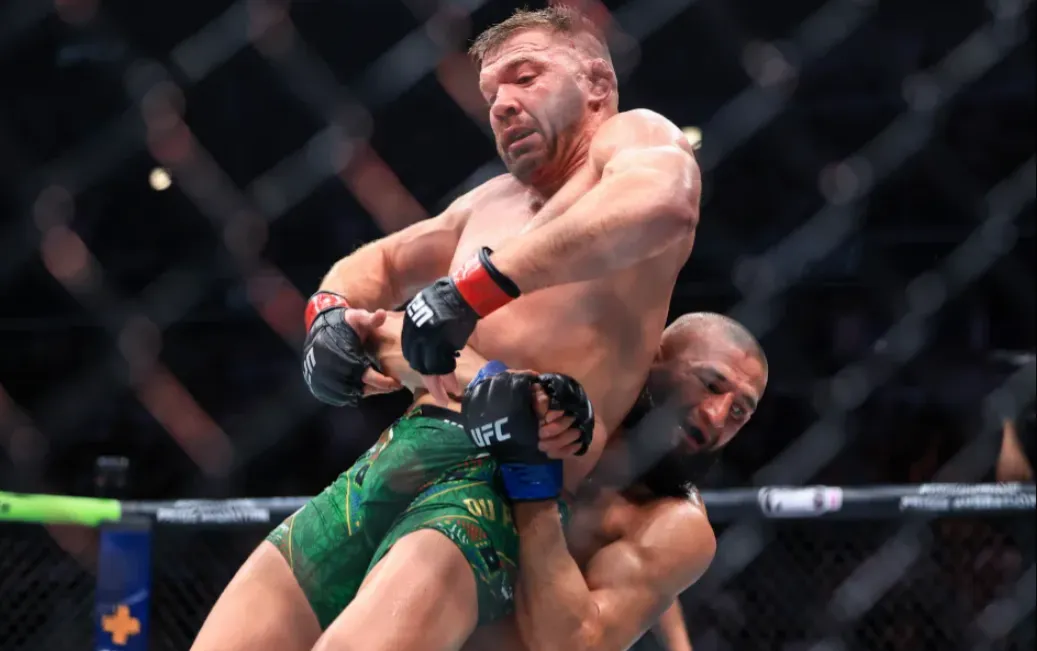 Khamzat Chimaev Booed by Fans Despite Defeating Du Plessis at UFC 319