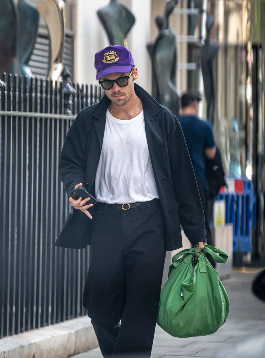 image_68a3d45785d38 Harry Styles Just Shut Down the Internet With His Latest Street Look — Fans Say It’s His Boldest Yet