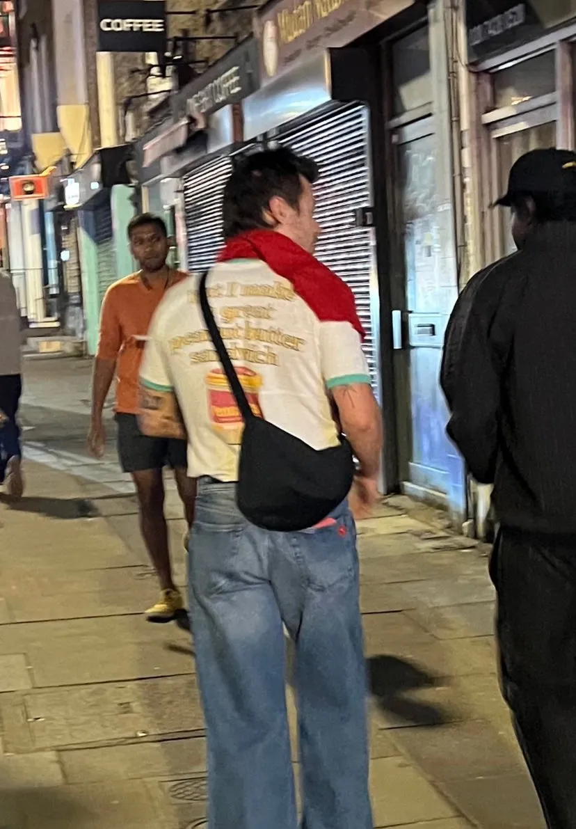 image_68a3dbf2265d4 Harry Styles Spotted Getting Cozy With a Mystery Man — Fans Can’t Believe Their Eyes!