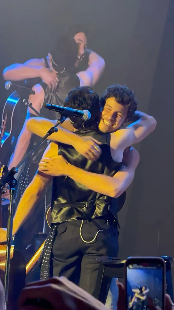 image_68a3f76c2c0e3 20,000 Fans Sang Along as Shawn Mendes and Niall Horan Shared a Magical Duet — But Minutes Before, the Concert Nearly Crashed in Chaos!